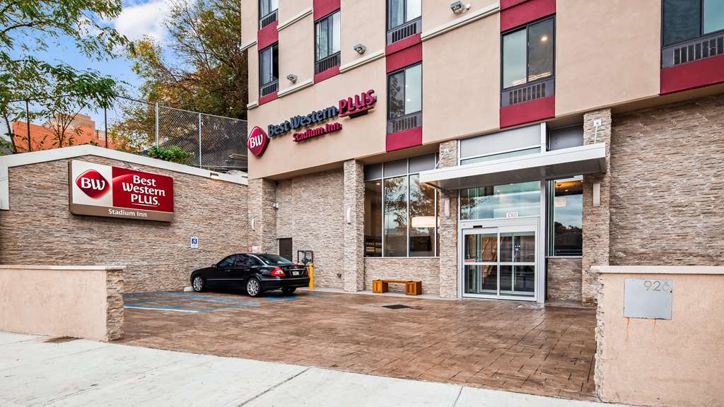 Front entrance of Best Western Plus Stadium Inn in New York City